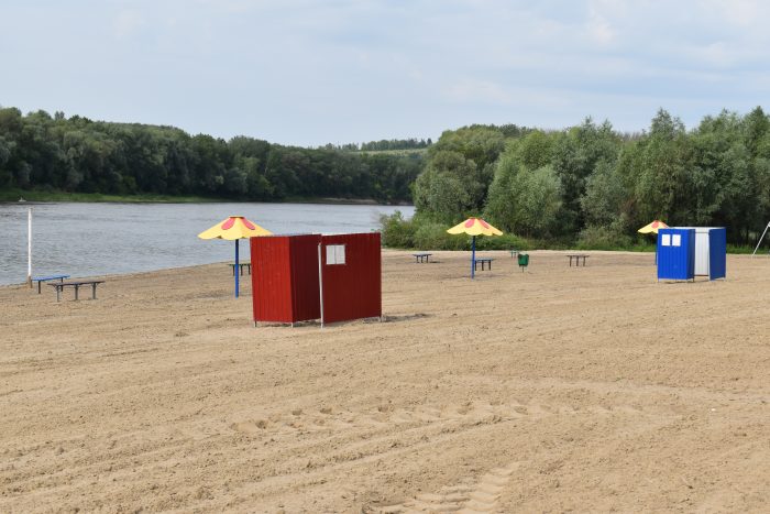 На городском пляже обновили песок.