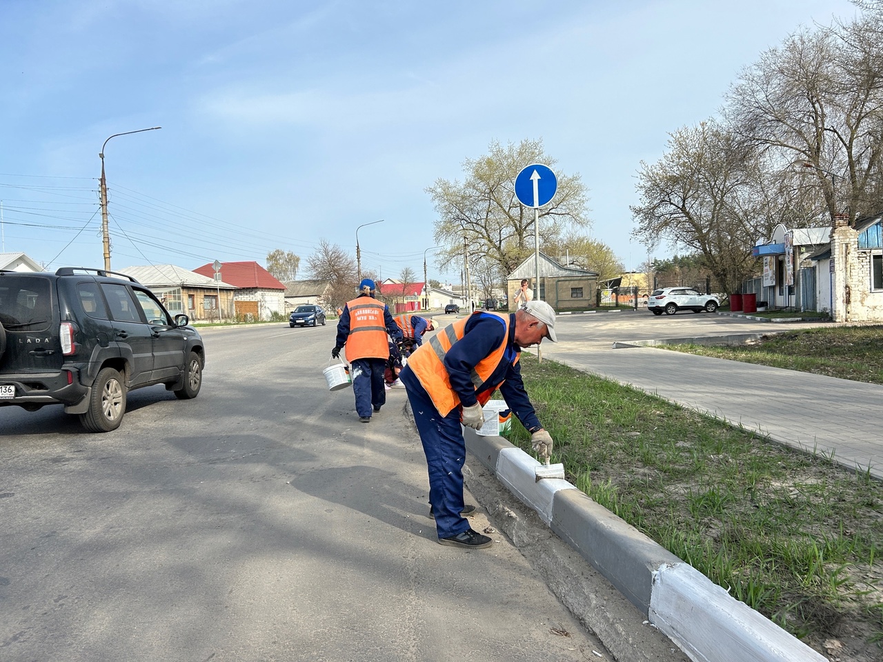 Коммунальщики продолжают наводить порядок на улицах города..