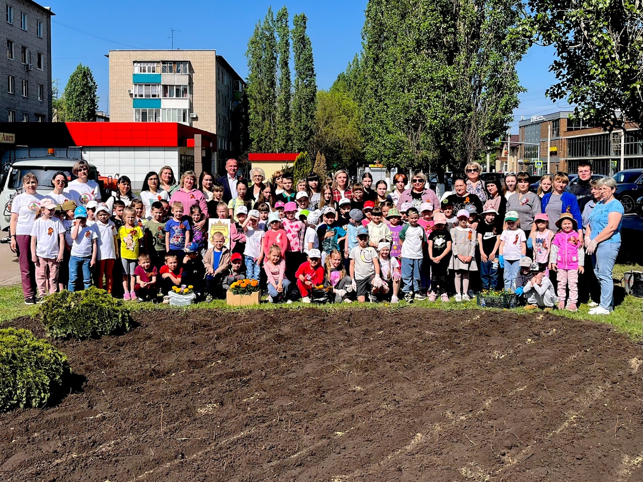 Воспитывать в детях чувство истинного патриотизма главная задача и священный долг каждого павловчанина! Так в преддверии знаменательной даты - 80-летия Великой Победы в Павловске прошла ежегодная акция «Цветы Победы»!.