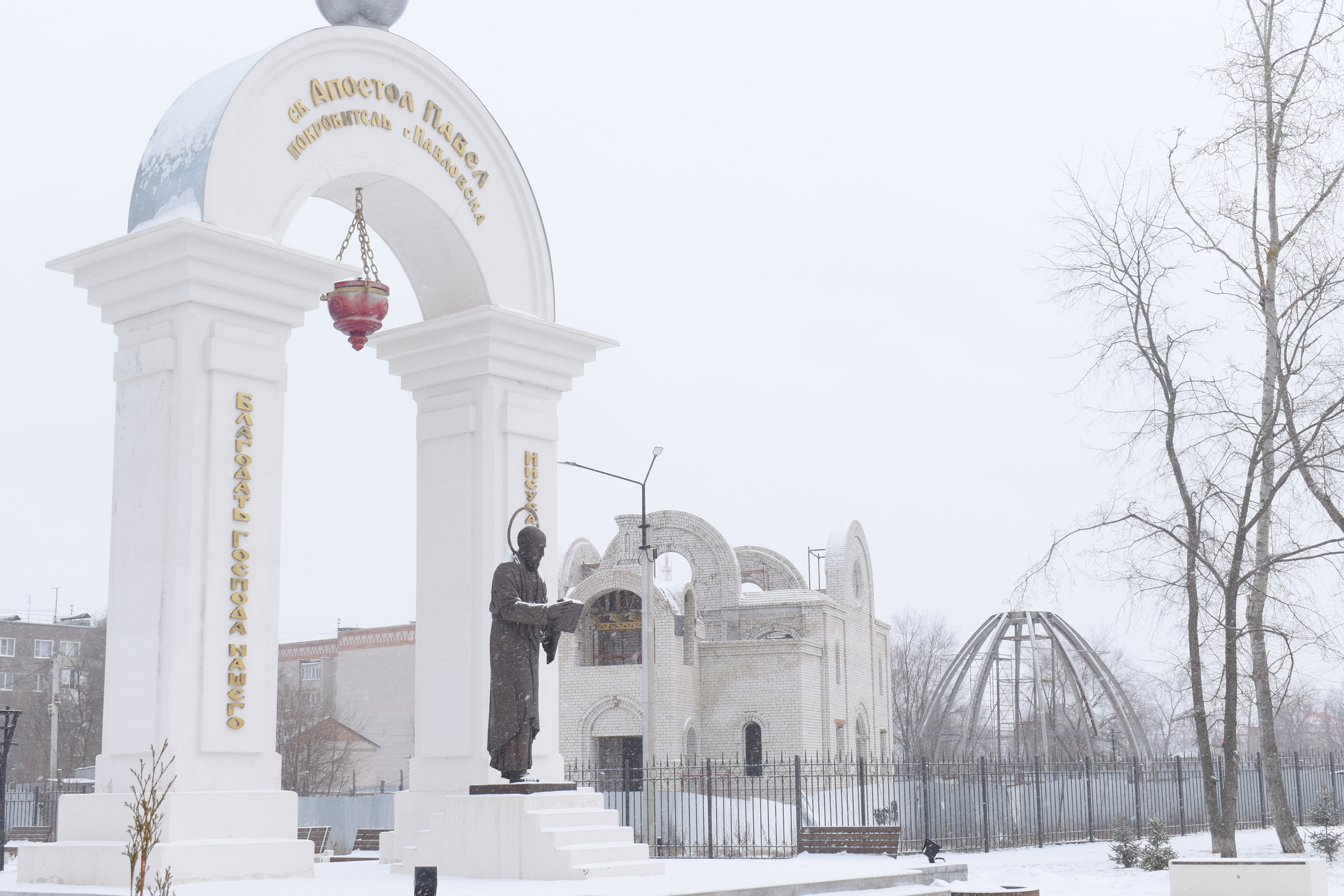 На территории около сквера Апостола Павла продолжаются работы по возведению храма. Уже сейчас можно заметить конструкцию будущего купола..