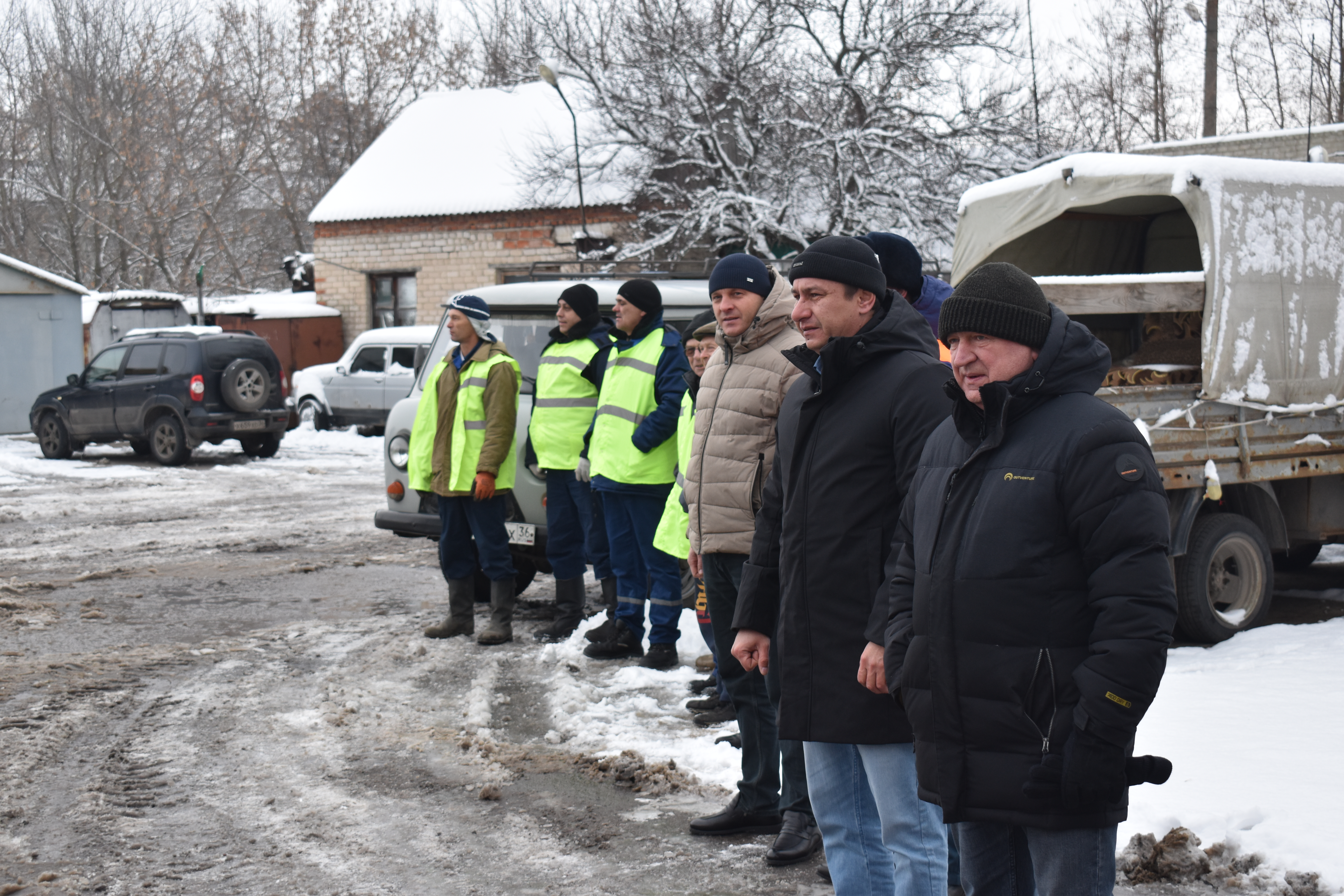 Сегодня на территории Павловского МУП ЖКХ прошел ежегодный смотр техники, на которой обсудили основные вопросы эффективного содержания объектов улично-дорожной сети в осенне-зимний период..