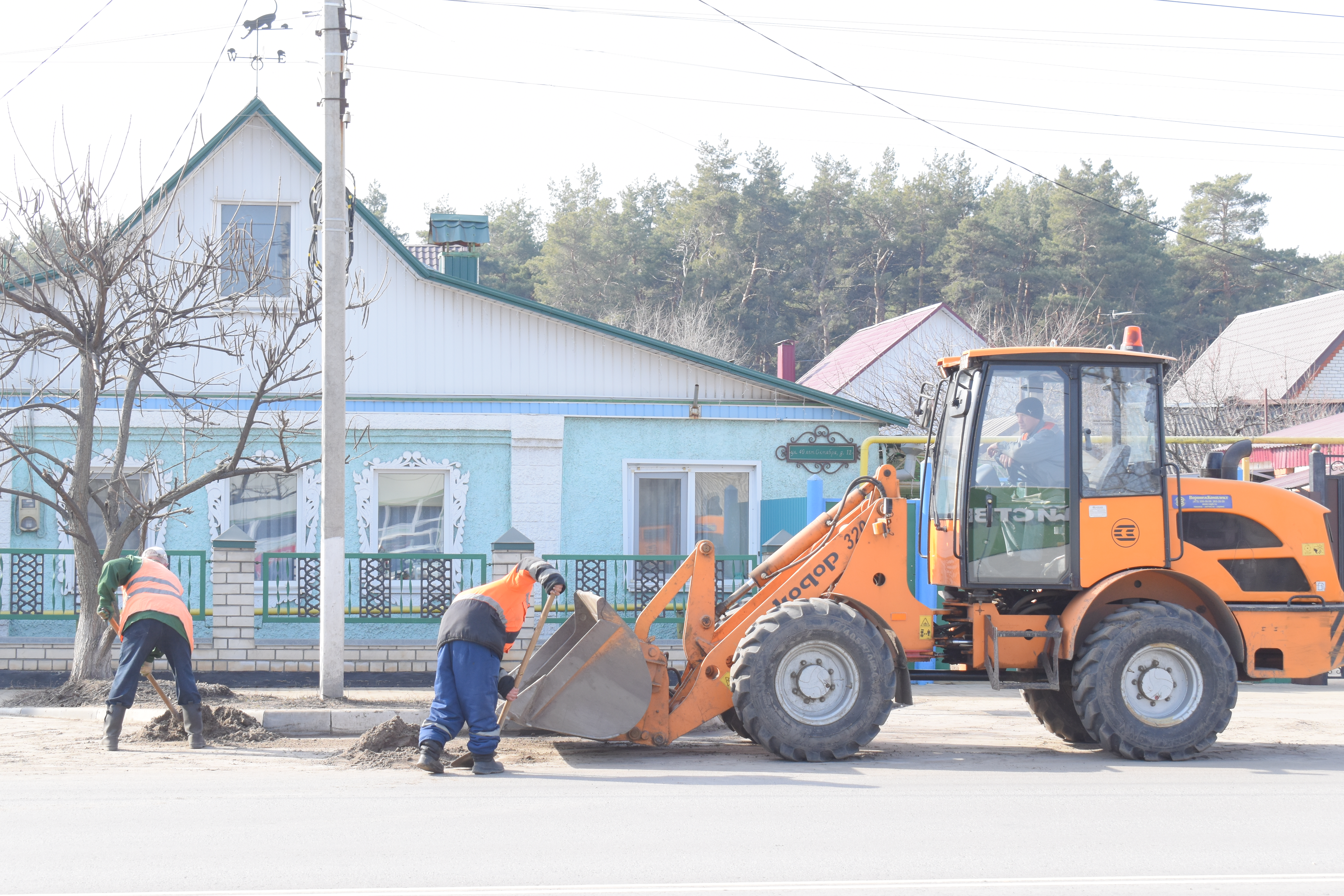 Павловским МУП ЖКХ проводятся работы по уборке улично-дорожной сети города от песка, остатков сорной растительности и мусора..