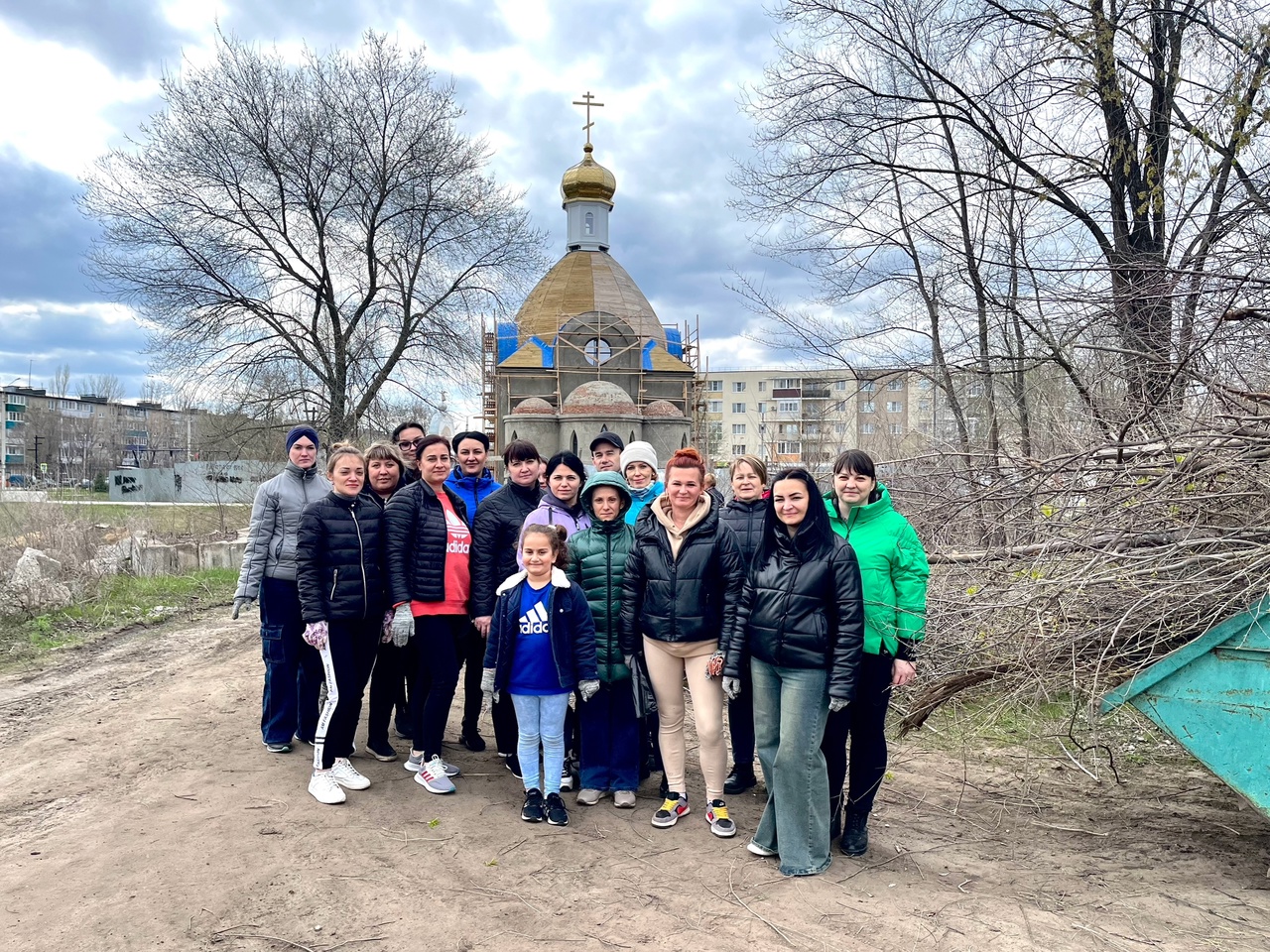 Вчера, в рамках весеннего месячника по благоустройству и санитарной очистки Павловска, состоялся субботник на территории, прилегающей к строящемуся храму святого апостола Павла.