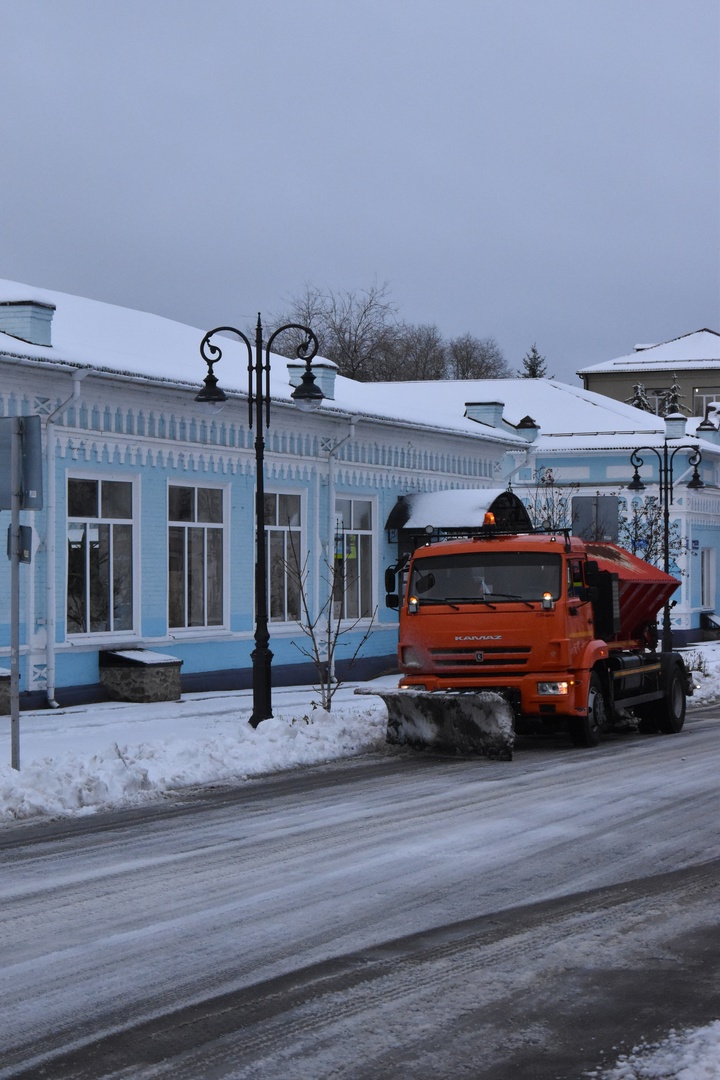 Павловским МУП ЖКХ сегодня на территории города проводятся работы по очистке автомобильных дорог от снега..