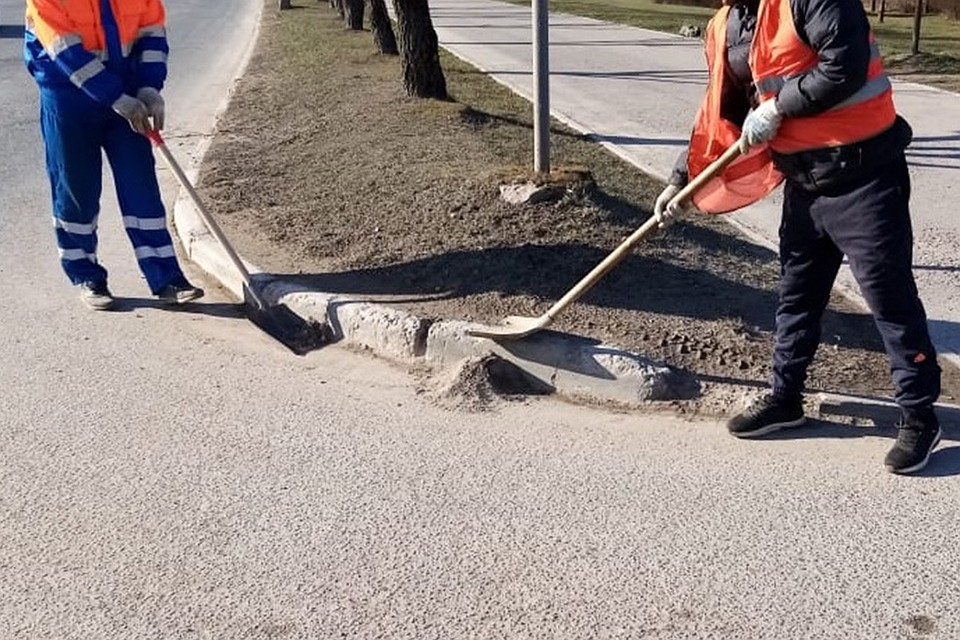 Павловским МУП ЖКХ проводятся работы по уборке улично-дорожной сети города от песка, остатков сорной растительности и мусора.