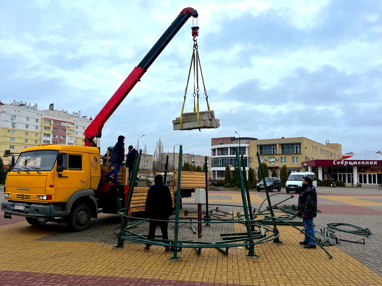 На площади &quot;Молодежная&quot; приступили к монтажу главной городской новогодней ели.