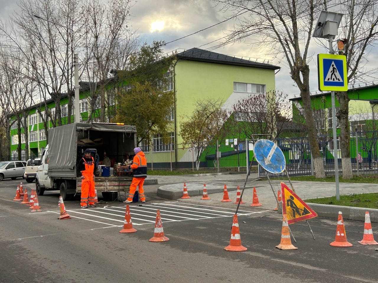 ✅Подрядная организация приступила к нанесению разметки «Пешеходный переход» по ул. Беговая с целью предотвращения дорожно-транспортных происшествий и соблюдения водителями и пешеходами правил дорожного движения..