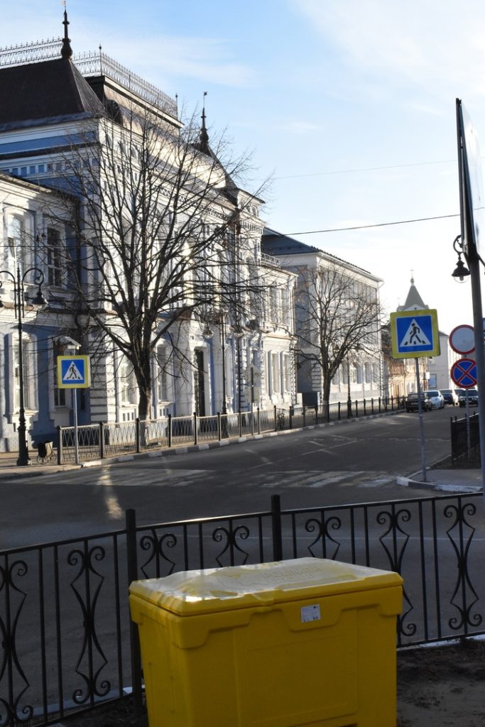 На территории города установили контейнеры для песко-соляной смеси.