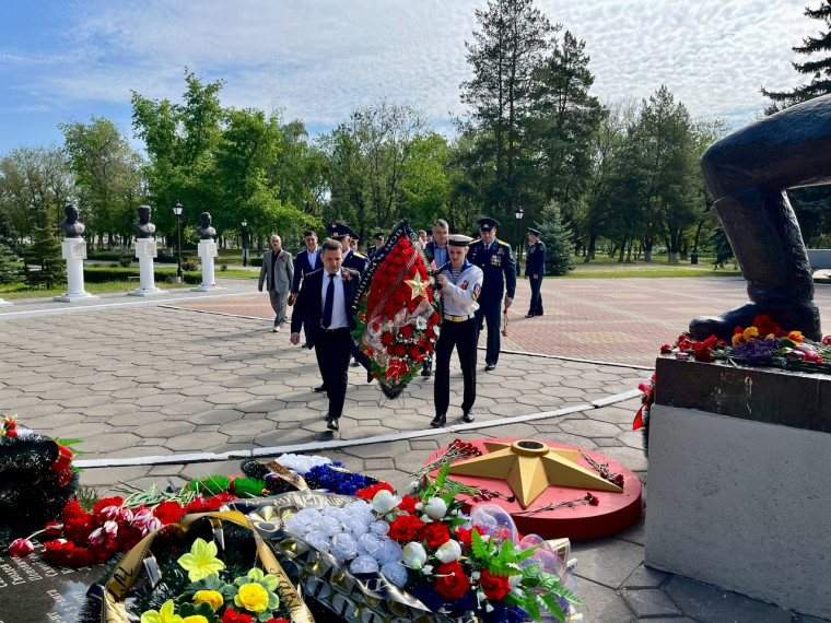 Сегодня, 9 мая, руководители силовых структур, офицеры возложили венок и отдали дань памяти павшим защитникам Отечества у Братской могилы на городском мемориале. Сегодня, 9 мая, руководители силовых структур, офицеры возложили венок и отдали дань памяти павшим защитникам Отечества у Братской могилы на городском мемориале.